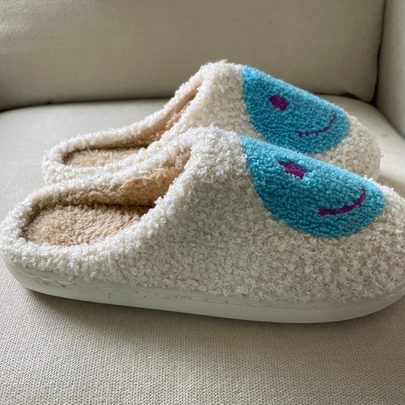 Never worn smiley face slippers - Picture 2 of 3